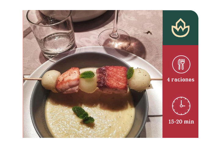 Sopa de melón y menta con brocheta de salmón