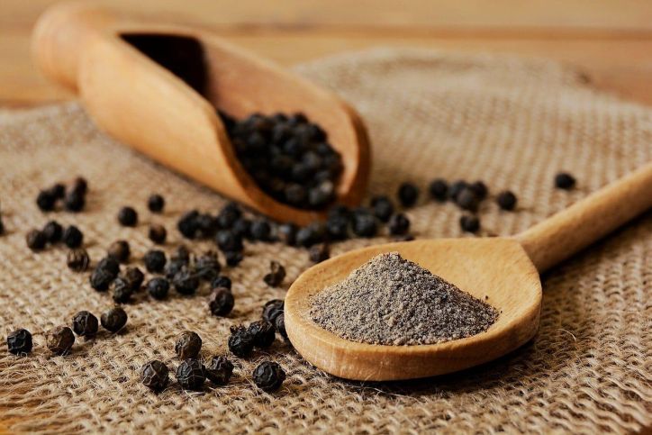 Pimienta negra: 7 beneficios, propiedades y para qué sirve (Guía 2026)