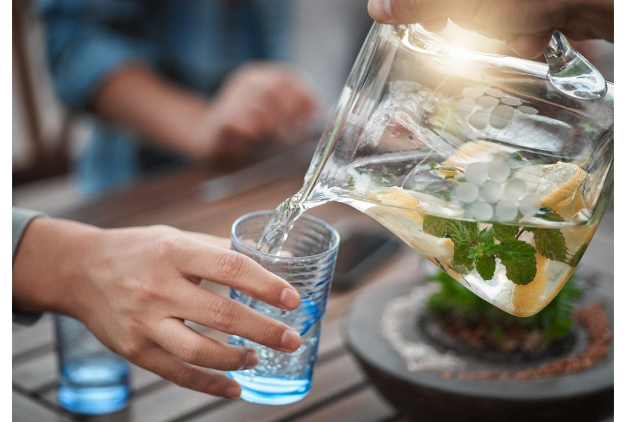 ¿Cómo te puede ayudar el agua en la dieta?