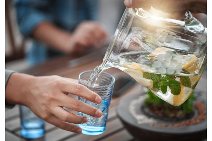 ¿Cómo te puede ayudar el agua en la dieta?