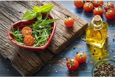 ¿Cómo debe ser una alimentación saludable?