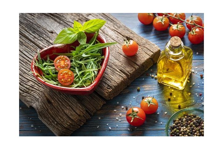 ¿Cómo debe ser una alimentación saludable?