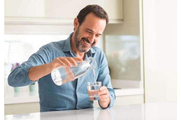 ¿Cuánta agua tengo que beber al día según mi peso?